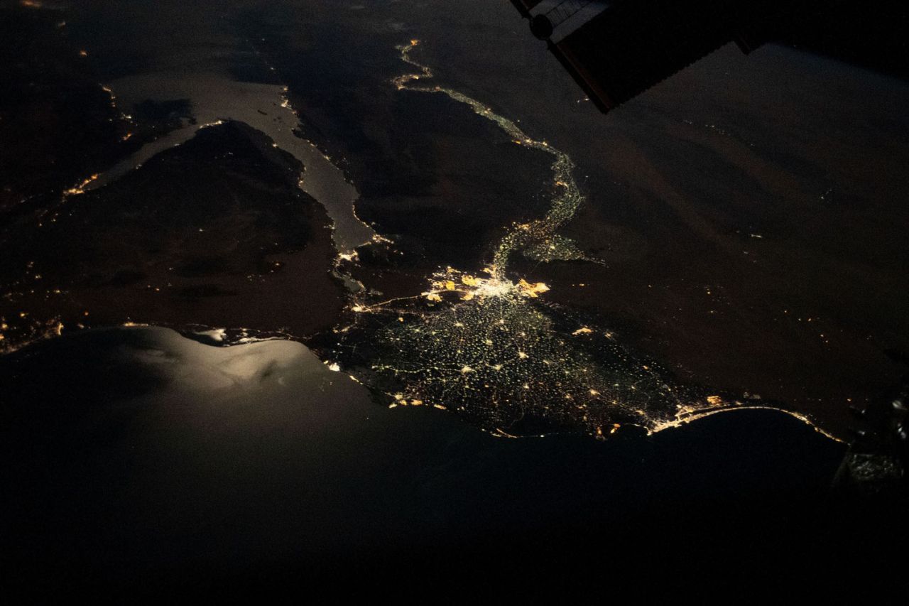 בתמונה זו שצולמה מעל טורקיה ניתן להבחין באור הירח המשתקף בים התיכון ובמפרץ סואץ. אורות העיר של קהיר, דלתת הנילוס וחוף הים התיכון המזרחי בולטים אף הם (צילום: נאס"א)